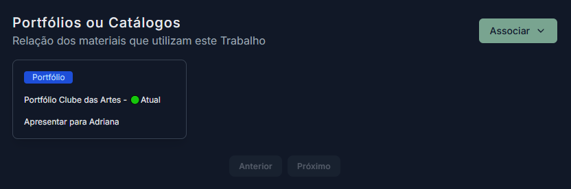 Imagem da seção "Portfólios ou Catálogos" na Aba Histórico da Obra, mostrando um exemplo de portfólio associado ou o botão "Associar"